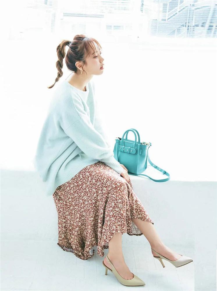 Có 1 combo ai diện cũng đẹp vào mùa Thu đó là áo len và chân váy, nàng công sở diện đi làm hay đi chơi cũng hút hết nấc-2