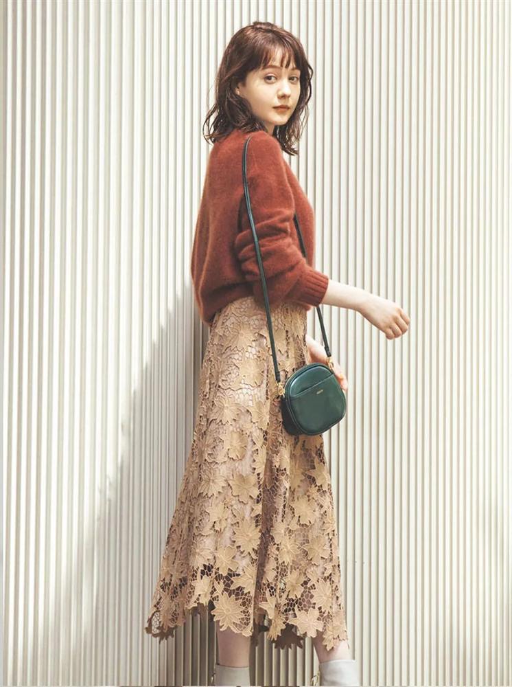 Có 1 combo ai diện cũng đẹp vào mùa Thu đó là áo len và chân váy, nàng công sở diện đi làm hay đi chơi cũng hút hết nấc-6