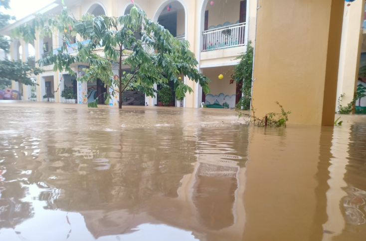 Mưa lũ diễn biến phức tạp, học sinh toàn tỉnh Quảng Bình nghỉ học từ 19/10-1