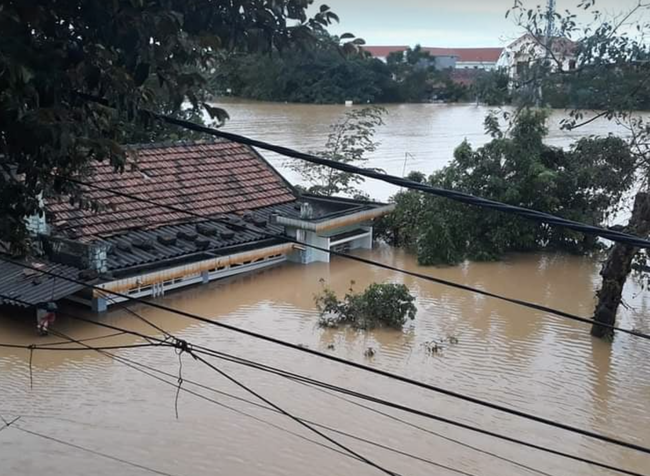 Quảng Bình: Bệnh viện chìm trong biển nước, sản phụ phải chuyển lên khoa Hồi sức tránh lũ, bệnh nhân và bác sĩ chia nhau phần thức ăn ít ỏi-1