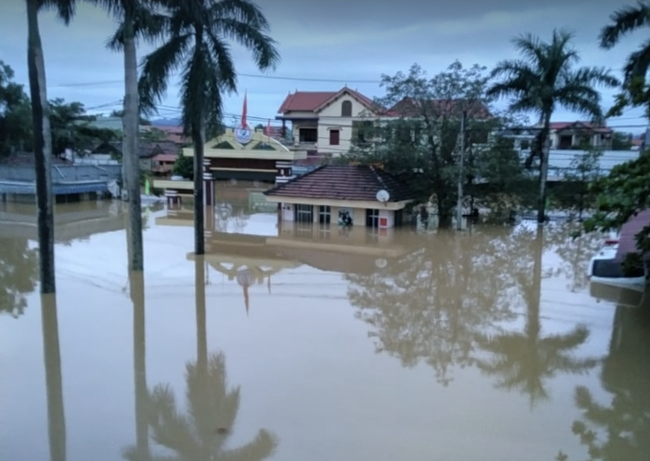 Quảng Bình: Bệnh viện chìm trong biển nước, sản phụ phải chuyển lên khoa Hồi sức tránh lũ, bệnh nhân và bác sĩ chia nhau phần thức ăn ít ỏi-2