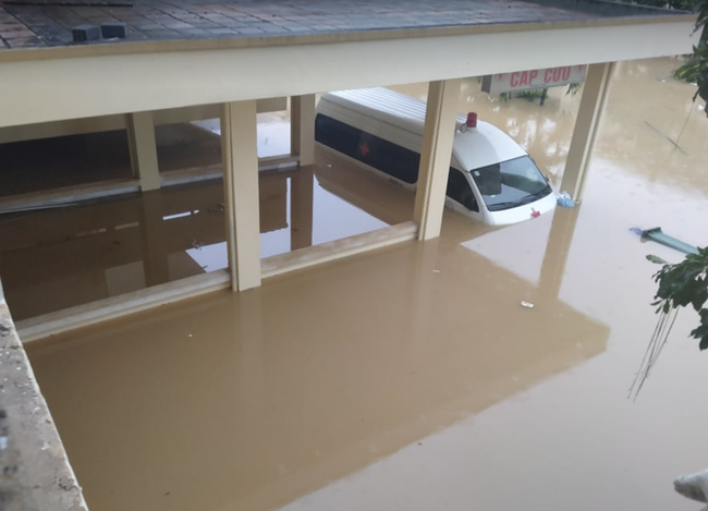 Quảng Bình: Bệnh viện chìm trong biển nước, sản phụ phải chuyển lên khoa Hồi sức tránh lũ, bệnh nhân và bác sĩ chia nhau phần thức ăn ít ỏi-3