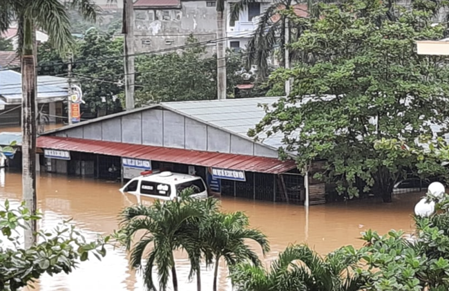 Quảng Bình: Bệnh viện chìm trong biển nước, sản phụ phải chuyển lên khoa Hồi sức tránh lũ, bệnh nhân và bác sĩ chia nhau phần thức ăn ít ỏi-4
