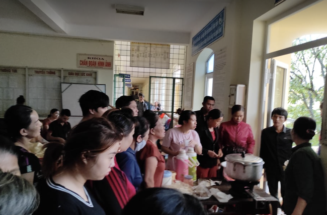 Quảng Bình: Bệnh viện chìm trong biển nước, sản phụ phải chuyển lên khoa Hồi sức tránh lũ, bệnh nhân và bác sĩ chia nhau phần thức ăn ít ỏi-5