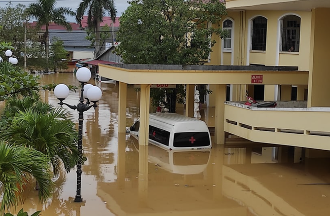 Quảng Bình: Bệnh viện chìm trong biển nước, sản phụ phải chuyển lên khoa Hồi sức tránh lũ, bệnh nhân và bác sĩ chia nhau phần thức ăn ít ỏi-7