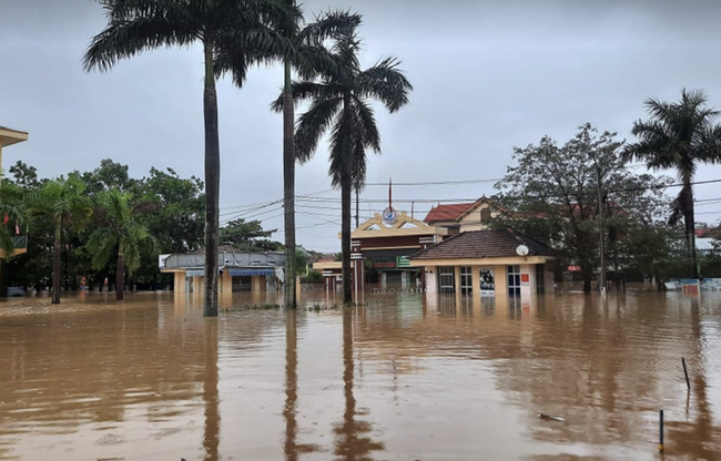 Quảng Bình: Bệnh viện chìm trong biển nước, sản phụ phải chuyển lên khoa Hồi sức tránh lũ, bệnh nhân và bác sĩ chia nhau phần thức ăn ít ỏi-8