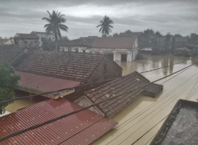 Quảng Bình: Bệnh viện chìm trong biển nước, sản phụ phải chuyển lên khoa Hồi sức tránh lũ, bệnh nhân và bác sĩ chia nhau phần thức ăn ít ỏi-10