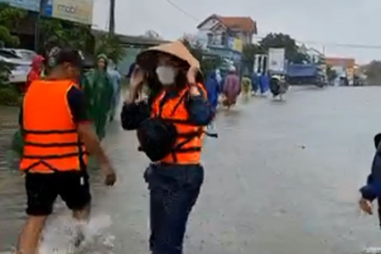 Thủy Tiên xông pha vào vùng ngập sâu ở Quảng Bình giữa trời mưa lớn