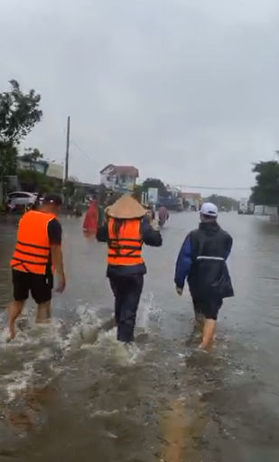 Thủy Tiên xông pha vào vùng ngập sâu ở Quảng Bình giữa trời mưa lớn-2