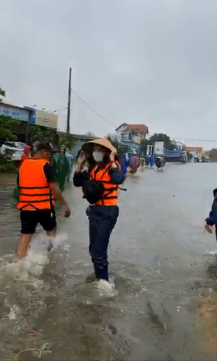 Thủy Tiên xông pha vào vùng ngập sâu ở Quảng Bình giữa trời mưa lớn-3