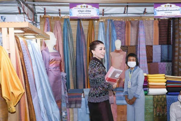 Hoàng quý phi Thái Lan tái xuất rực rỡ, thực hiện loạt nhiệm vụ hoàng gia, vị thế cùng nhan sắc ngày càng thăng hạng-10