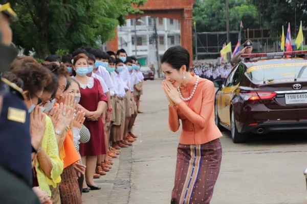 Hoàng quý phi Thái Lan tái xuất rực rỡ, thực hiện loạt nhiệm vụ hoàng gia, vị thế cùng nhan sắc ngày càng thăng hạng-4