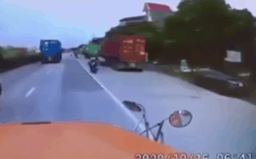 CLIP: Phút va chạm thót tim khiến nữ sinh lọt gầm xe container, cái kết mới bất ngờ-1