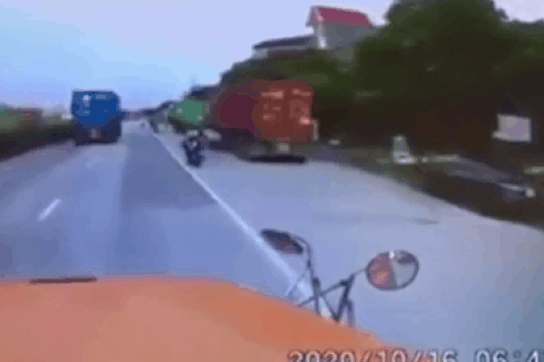 Xe tự chế kéo lê cặp đôi đi xe máy, người cầm lái có hành động khiến tất cả phẫn nộ-2
