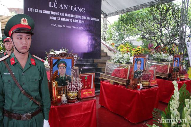 Người thân, đồng đội và hàng trăm người dân đội mưa, nghẹn ngào tiễn đưa các liệt sĩ hi sinh ở thủy điện Rào Trăng 3 về với đất mẹ-1