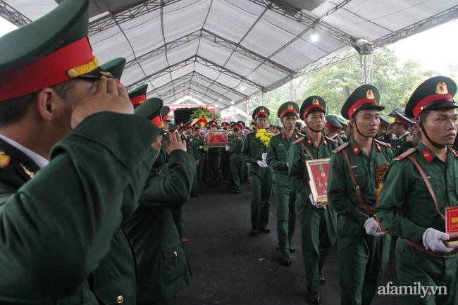 Người thân, đồng đội và hàng trăm người dân đội mưa, nghẹn ngào tiễn đưa các liệt sĩ hi sinh ở thủy điện Rào Trăng 3 về với đất mẹ-2