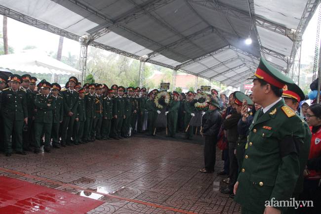 Người thân, đồng đội và hàng trăm người dân đội mưa, nghẹn ngào tiễn đưa các liệt sĩ hi sinh ở thủy điện Rào Trăng 3 về với đất mẹ-3