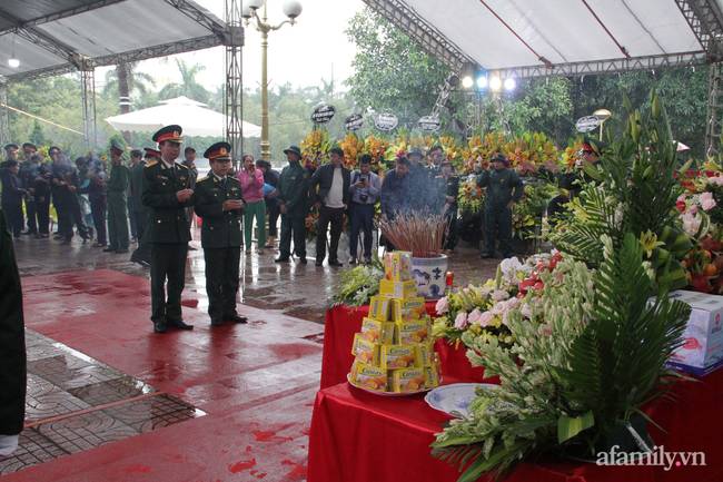 Người thân, đồng đội và hàng trăm người dân đội mưa, nghẹn ngào tiễn đưa các liệt sĩ hi sinh ở thủy điện Rào Trăng 3 về với đất mẹ-4