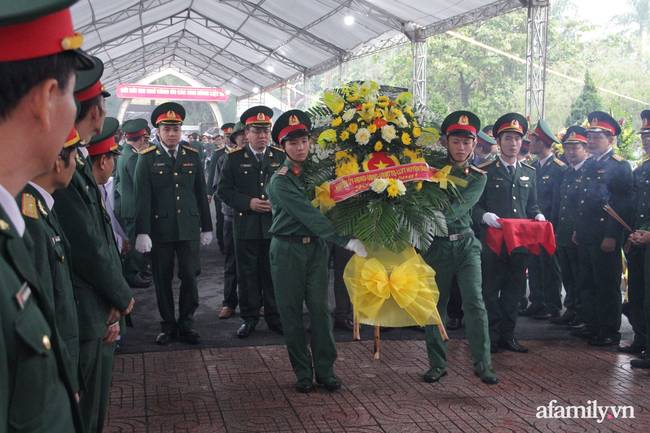 Người thân, đồng đội và hàng trăm người dân đội mưa, nghẹn ngào tiễn đưa các liệt sĩ hi sinh ở thủy điện Rào Trăng 3 về với đất mẹ-5
