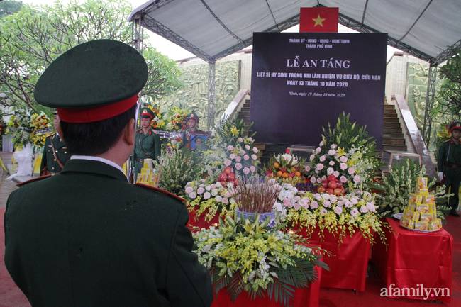 Người thân, đồng đội và hàng trăm người dân đội mưa, nghẹn ngào tiễn đưa các liệt sĩ hi sinh ở thủy điện Rào Trăng 3 về với đất mẹ-6