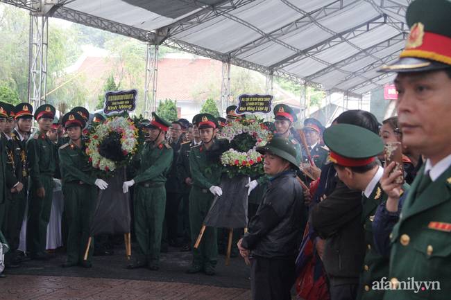 Người thân, đồng đội và hàng trăm người dân đội mưa, nghẹn ngào tiễn đưa các liệt sĩ hi sinh ở thủy điện Rào Trăng 3 về với đất mẹ-7