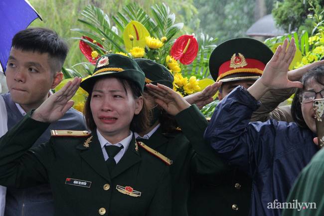 Người thân, đồng đội và hàng trăm người dân đội mưa, nghẹn ngào tiễn đưa các liệt sĩ hi sinh ở thủy điện Rào Trăng 3 về với đất mẹ-8