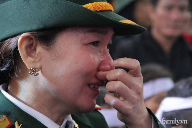 Người thân, đồng đội và hàng trăm người dân đội mưa, nghẹn ngào tiễn đưa các liệt sĩ hi sinh ở thủy điện Rào Trăng 3 về với đất mẹ-9