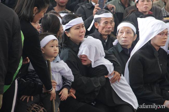 Người thân, đồng đội và hàng trăm người dân đội mưa, nghẹn ngào tiễn đưa các liệt sĩ hi sinh ở thủy điện Rào Trăng 3 về với đất mẹ-12