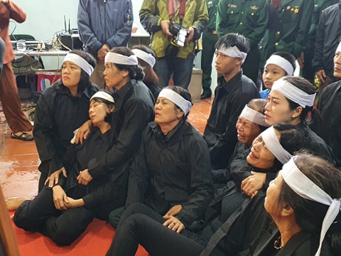 Người thân, đồng đội và hàng trăm người dân đội mưa, nghẹn ngào tiễn đưa các liệt sĩ hi sinh ở thủy điện Rào Trăng 3 về với đất mẹ-13