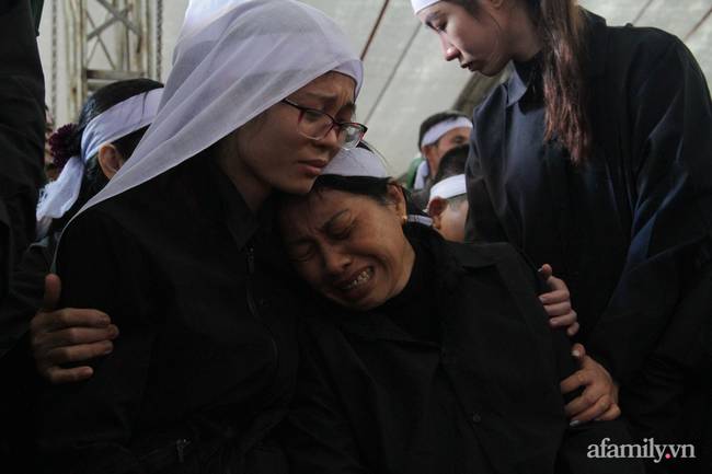 Người thân, đồng đội và hàng trăm người dân đội mưa, nghẹn ngào tiễn đưa các liệt sĩ hi sinh ở thủy điện Rào Trăng 3 về với đất mẹ-15