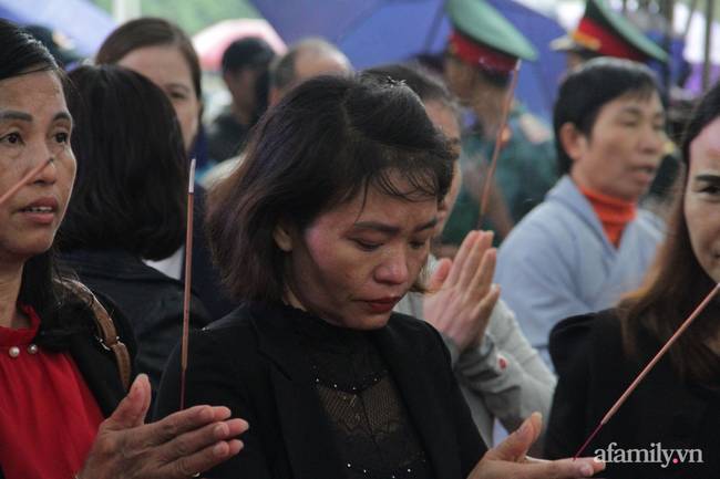 Người thân, đồng đội và hàng trăm người dân đội mưa, nghẹn ngào tiễn đưa các liệt sĩ hi sinh ở thủy điện Rào Trăng 3 về với đất mẹ-16