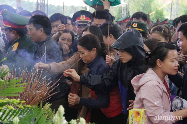Người thân, đồng đội và hàng trăm người dân đội mưa, nghẹn ngào tiễn đưa các liệt sĩ hi sinh ở thủy điện Rào Trăng 3 về với đất mẹ-17