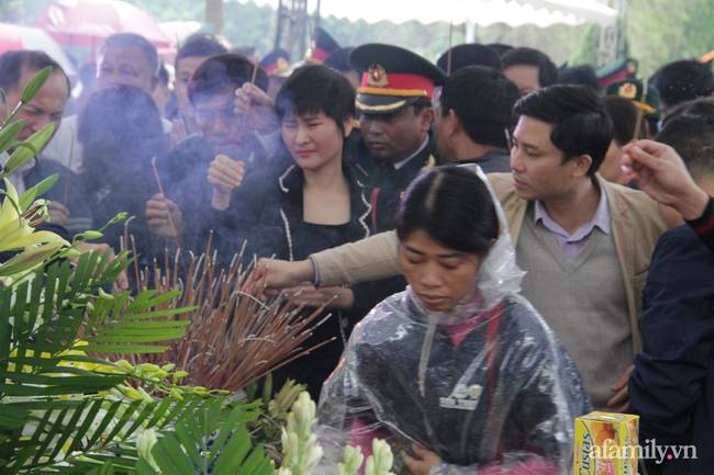 Người thân, đồng đội và hàng trăm người dân đội mưa, nghẹn ngào tiễn đưa các liệt sĩ hi sinh ở thủy điện Rào Trăng 3 về với đất mẹ-18