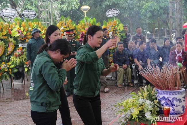 Người thân, đồng đội và hàng trăm người dân đội mưa, nghẹn ngào tiễn đưa các liệt sĩ hi sinh ở thủy điện Rào Trăng 3 về với đất mẹ-19