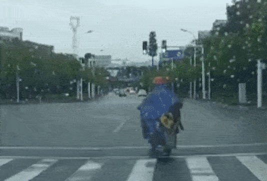 Vô tình làm con gái ngã xuống đường khiến đứa trẻ phải chạy theo hàng chục mét, ông bố dừng lại và có hành động gây phẫn nộ tột cùng-1