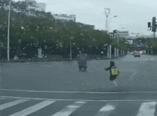 Vô tình làm con gái ngã xuống đường khiến đứa trẻ phải chạy theo hàng chục mét, ông bố dừng lại và có hành động gây phẫn nộ tột cùng-2