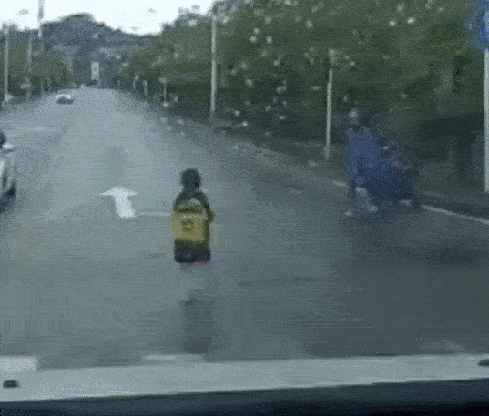 Vô tình làm con gái ngã xuống đường khiến đứa trẻ phải chạy theo hàng chục mét, ông bố dừng lại và có hành động gây phẫn nộ tột cùng-3