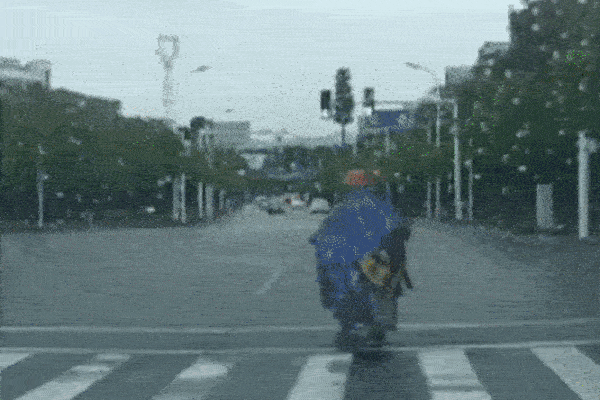 Mải mê chơi điện thoại, cô gái trượt hơn 20 bậc thang rồi đập đầu xuống đất, đoạn clip ghi lại hình ảnh ấy khiến ai nhìn cũng sợ-4