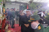 Người thân, đồng đội và hàng trăm người dân đội mưa, nghẹn ngào tiễn đưa các liệt sĩ hi sinh ở thủy điện Rào Trăng 3 về với đất mẹ
