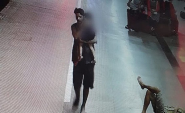 Ngủ quên ở nhà ga, mẹ giật mình phát hiện con gái biến mất, đoạn camera ghi lại hình ảnh cuối cùng của đứa trẻ bị đem đi khiến ai cũng ám ảnh-3