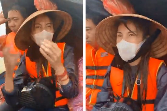 Thủy Tiên quần áo ướt sũng lênh đênh trên “biển nước lũ” ở Quảng Bình, đã cứu thêm được người già và trẻ em khỏi vùng nguy hiểm