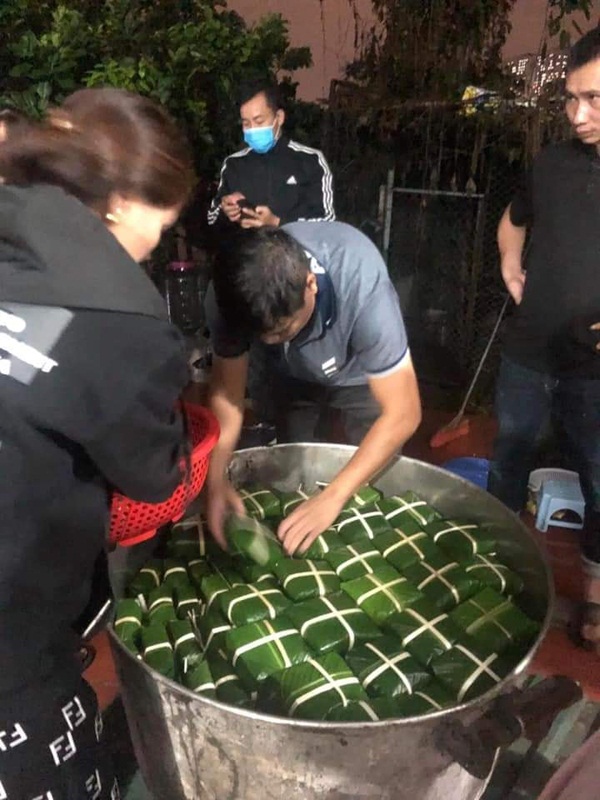 Người dân Hà Nội trắng đêm gói hàng nghìn chiếc bánh chưng tiếp tế miền Trung lũ lụt-3