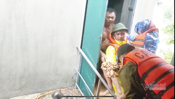 Giải cứu cụ già bị gãy cả tay, cả chân khỏi rốn lũ Quảng Bình-2