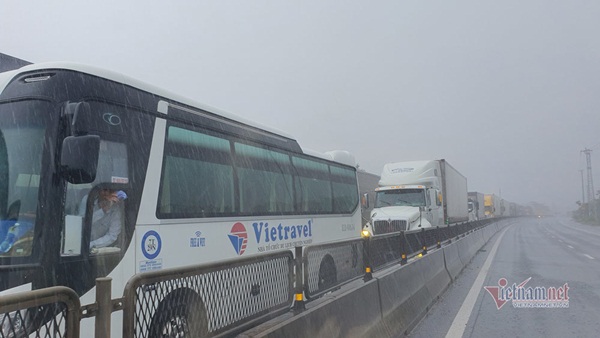 Giải cứu cụ già bị gãy cả tay, cả chân khỏi rốn lũ Quảng Bình-5