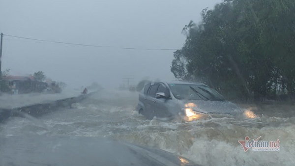 Giải cứu cụ già bị gãy cả tay, cả chân khỏi rốn lũ Quảng Bình-8