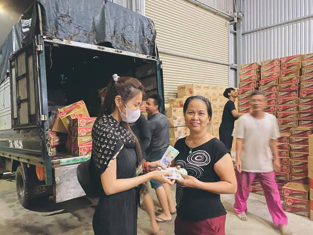 Nữ MC bị chỉ trích mạnh mẽ vì đăng status mỉa mai, bóc giá kém duyên đồ Thuỷ Tiên mặc khi đi cứu trợ miền Trung-2