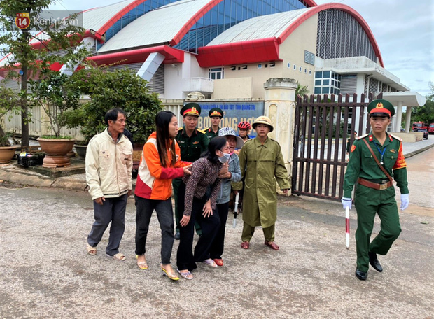 Nước mắt người vợ chiến sĩ hy sinh ở Sư Đoàn 337: Giờ anh mất, muốn đưa thi thể về nhà cũng không được vì quê Quảng Bình vẫn còn ngập lụt-4