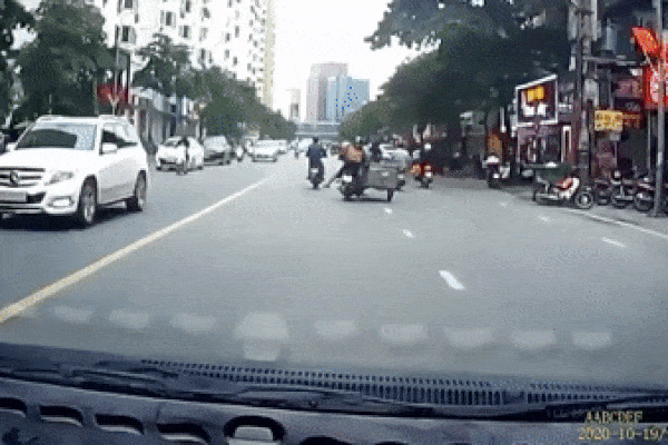 Xe tự chế kéo lê cặp đôi đi xe máy, người cầm lái có hành động khiến tất cả phẫn nộ