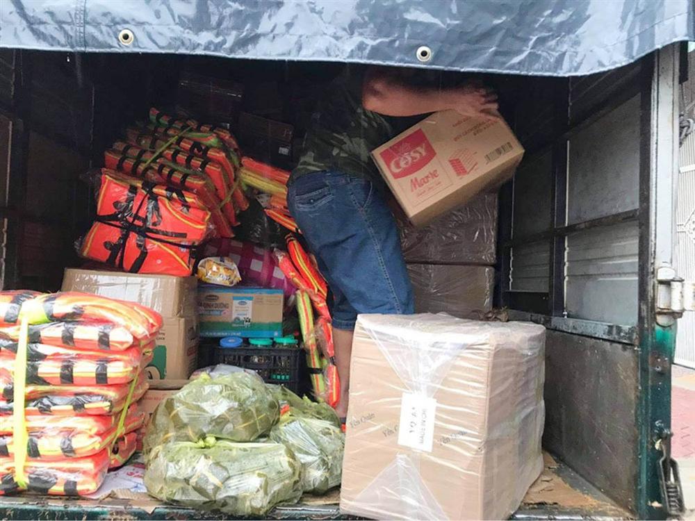 Những phụ nữ nửa đêm vào vùng lũ: ‘Chúng tôi dành 20/10 cho miền Trung’-1