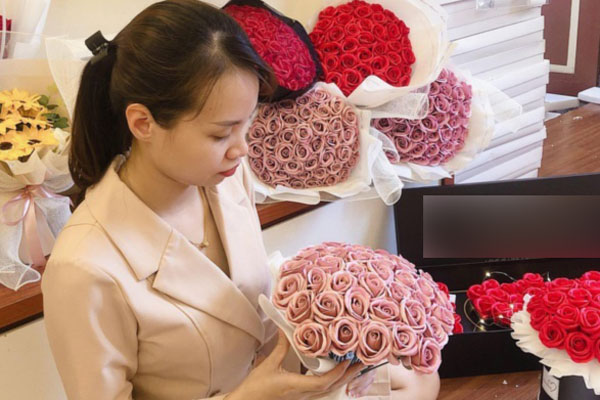 Hơn 50 triệu đồng một bình hoa dịp 20/10-8